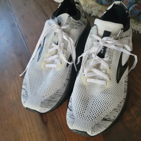 BROOKS TENNIS SHOES SIZE 9 - Picture 7 of 10